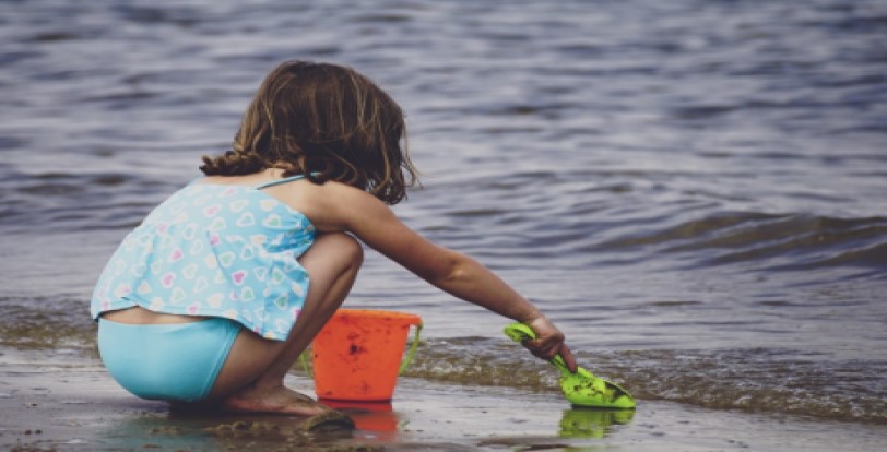 kids playing pass water on vacation in San Felipe